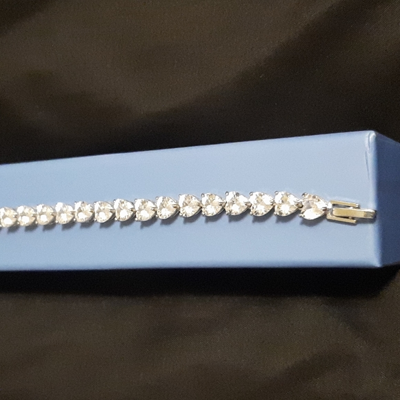 NIB Heart shaped clear CZ tennis bracelet locking clasp end silver plated - Picture 2 of 5